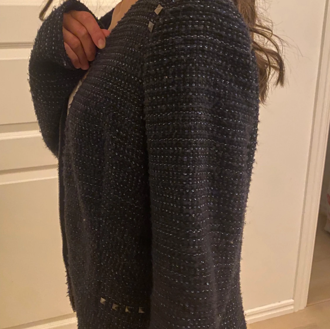 marinblå kofta/jacka med nitar 