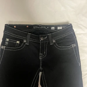 Miss me jeans  - Ett par svarta miss me jeans. Säljes då dom är för små för mig. Modellen är skinny men går mer åt de raka hållet. Dom är även low waist💕