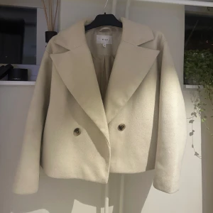 Kappa vila - Säljer min kappa från vila i beige då den inte kommer till användning längre. Den är väl omhändertagen, lite nopprig men annars finns det inga defekter.