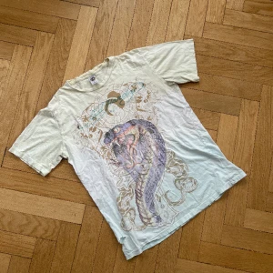 Vintage Ed hardy t shirt - Vintage ed hardy t shirt med hål och en liten kaffe fläck på rygg, dm för bild, super fin och användbar speciellt om man gillar en mer distressed look:)  Sitter som en S-M