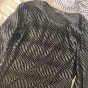 Tröja - Randig tröja ifrån Zara, perfekt om man gillar grövre sthlm stil eller vad man ska säga⚡️💕 