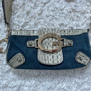 Väska guess - Handväska från guess i perfekt storlek, fint skick utan defekter. 