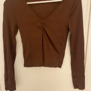 Brun topp - Säljer min tröja pågrund av att de inte används längre💖