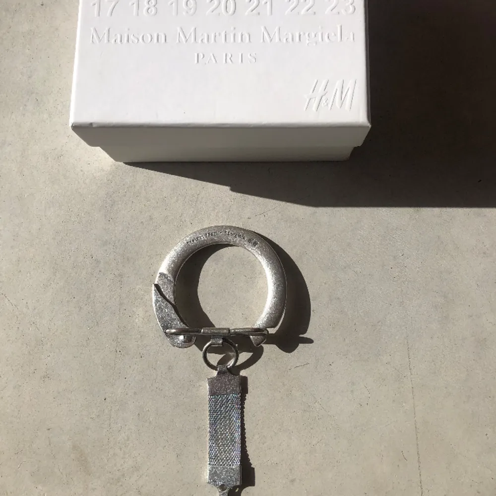 enlarged keyring bracelet margiela x hm fw 2011. Ganska sällsynt o bra skick kom dm vid intresse!. Accessoarer.