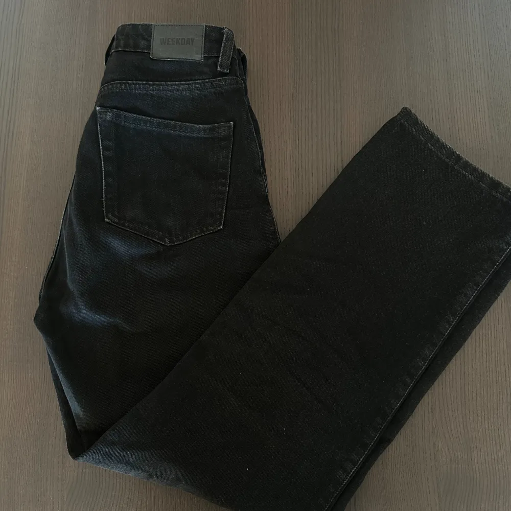 Jeans från weekday i den populära modellen ROW. Rak modell i färgen echo black, sitter supersnyggt på🦋🫶. Jeans & Byxor.