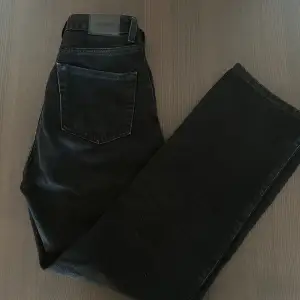 Jeans från weekday i den populära modellen ROW. Rak modell i färgen echo black, sitter supersnyggt på🦋🫶