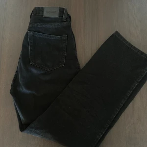 Jeans ROW weekday - Jeans från weekday i den populära modellen ROW. Rak modell i färgen echo black, sitter supersnyggt på🦋🫶