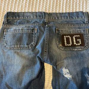vintage lågmidjade + flare / baggy jeans från Dolce & Gabbana som tyvärr är för stora🫶 Har ett hål längst ner på benet som jag kan skicka bild på men annars skitbra skick❤️ mått: innerbenslängd 82 o midja 39,5 cm rakt över