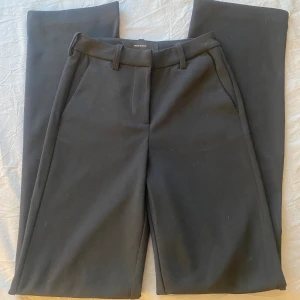Kostymbyxor Vero Moda  - Nya kostymbyxor från Vero moda som  kommit till användning 1 gång. Dom är storlek xxs✨