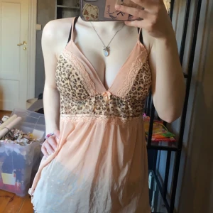 Leopard linne  - Super sött leopard färgat linne som är lite genomskinlig, lappen är bortklipt så vet tyvärr inte märket 