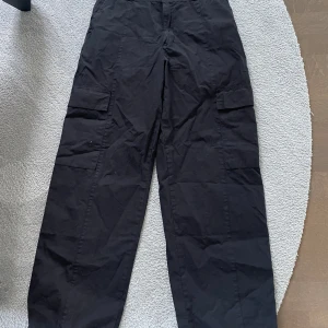 Low waist cargo byxor  - Svarta cargo byxor 