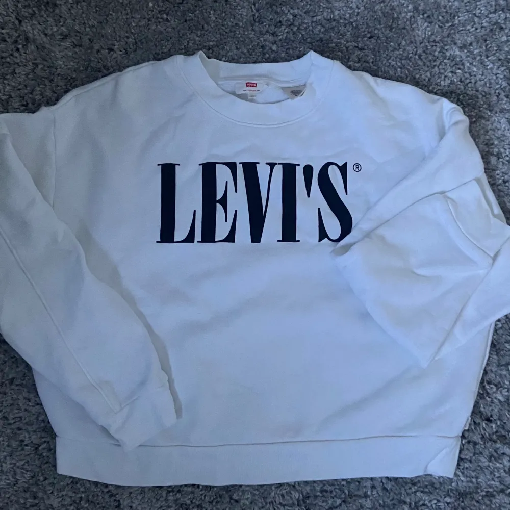 Vit Levis sweatshirt har inte använts jätte mycket . Hoodies.