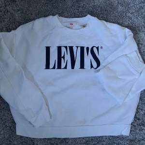 Vit Levis sweatshirt har inte använts jätte mycket 