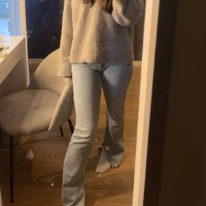 Super snygga lågmidjade jeans från zara. Passar super bra nu till våran!! Aldrig använda utan endast testat dom. Hör gärna av er💞💞 