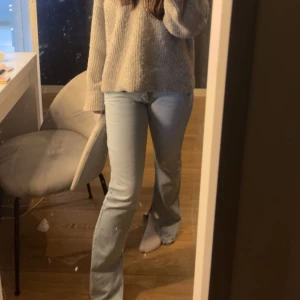 Lågmidjade jeans zara  - Super snygga lågmidjade jeans från zara. Passar super bra nu till våran!! Aldrig använda utan endast testat dom. Hör gärna av er💞💞 