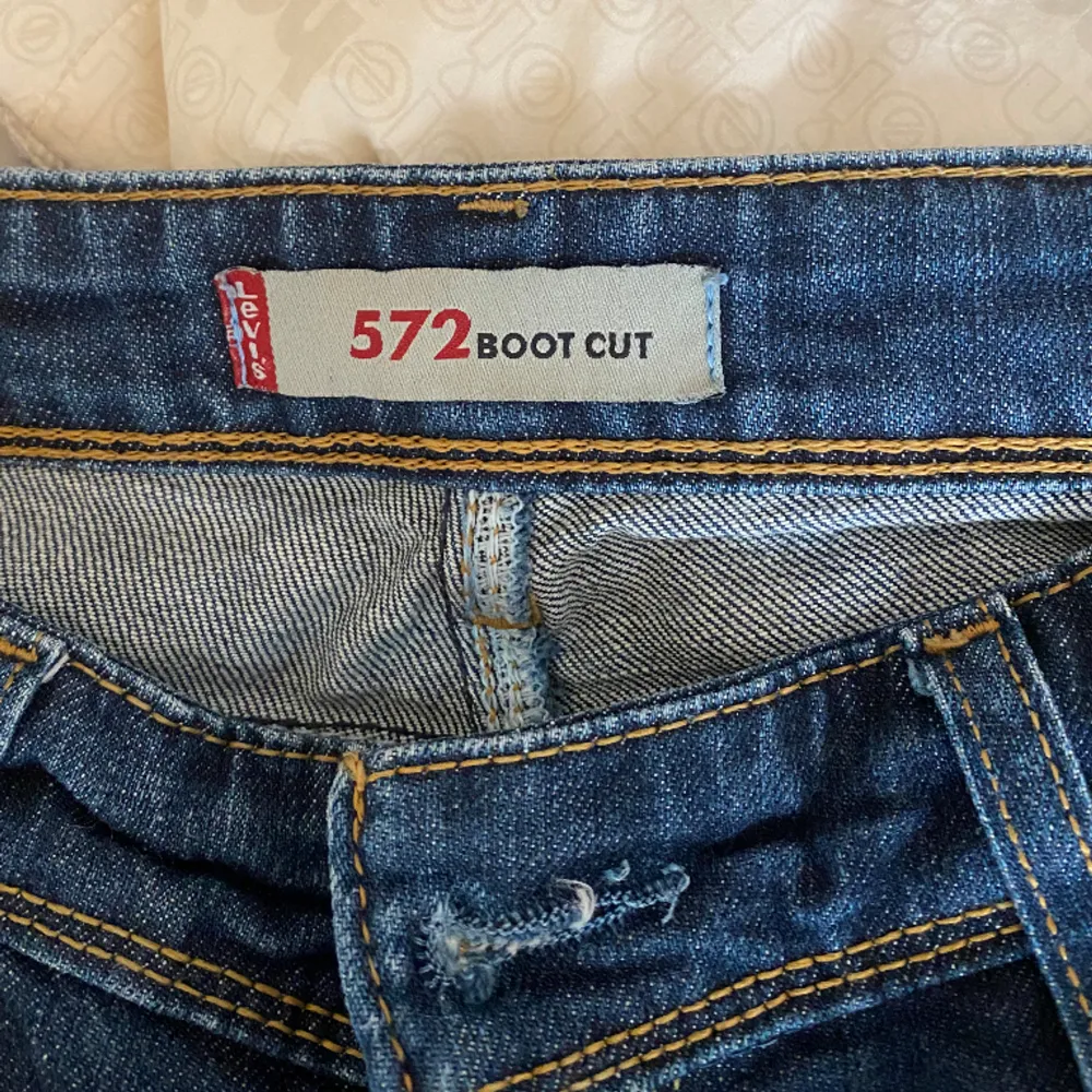 Säljer dessa lågmidjade jeans från Levis, denhär mörkblåa å de är perfekt lågmidjade och har en fin passform🥰. Jeans & Byxor.