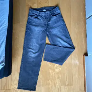 Säljer ett par mörkgråa baggy jeans från Vailent då jag inte längre använder dom. Jättebra skick, knappt använda. 32/34 Pris kan diskuteras vid snabb affär. Nypris 700kr