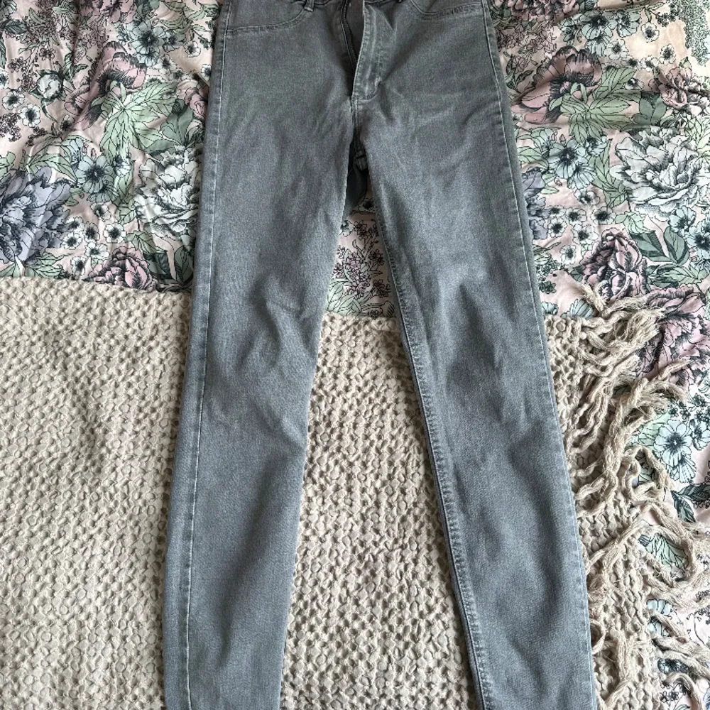 Jeans från zara storlek 36, aldrig använda . Jeans & Byxor.