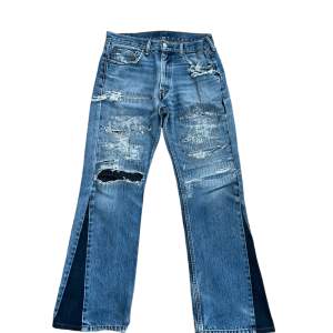 Sjukt feta reworked Levis 505or Storlek 33/32, mått finns längre ner!  Flare är gjord hos proffesionell skräddare  En hel del patching och repairs, väldigt mycket tid nerlagt på dessa byxor Midjemått: 43cm Innerbenslängd: 74cm Totallängd: 104cm  