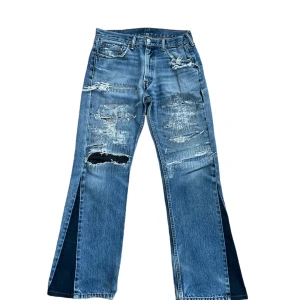 Reworked Levis 505 - Sjukt feta reworked Levis 505or Storlek 33/32, mått finns längre ner!  Flare är gjord hos proffesionell skräddare  En hel del patching och repairs, väldigt mycket tid nerlagt på dessa byxor Midjemått: 43cm Innerbenslängd: 74cm Totallängd: 104cm  