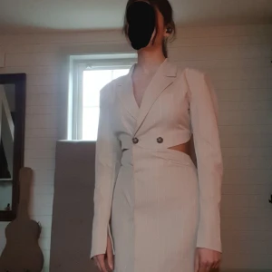 Chic, elegant kavaj kläning🥀 - Size 32, oanvänd Mellan lång, går ner till knäna på mig som är 161 cm. 