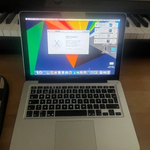 Mac Book PRO 2009, laddare ingår: SÄNKT PRIS! - (Rabatt vid snabb affär)  Mycket bra skick, svagt batteri men annars en bra dator! Laddare ingår.  Själv har jag använt datorn mest för att skriva och studera, jobba med filer B.la och har klarat mig väldigt bra med den.  Finns att hämta i Sockenplan