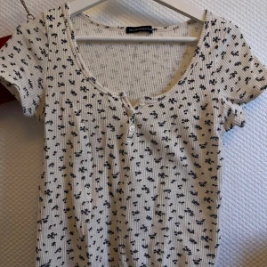 Brandy Melville topp - Jättesöt blommig topp från brandy Melville. Knappt använd så fint skick 