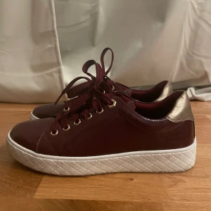 Skor  - Super bra skick och väldigt fina, knappt använda och säljer för att de är för små💛