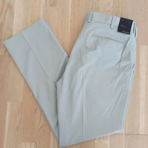 Ljus gråa kostymbyxor - Super fina kostymbyxor från dressmann.  Helt nya med lappar kvar!  Storlek W36 L32, herr.  Nypris 399 kr Se gärna mina andra, liknande annonser☺