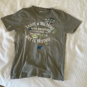 En tshirt från Zadig & Voltaire, köpt på Zalando skriv för fler bilder eller funderingar.🤍