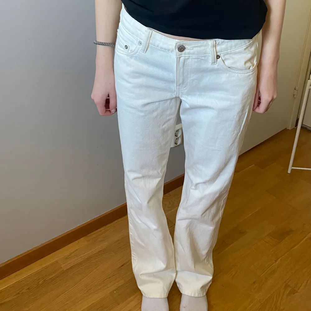 Vita jeans med låg midja. Jeans & Byxor.