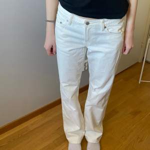 Vita jeans med låg midja