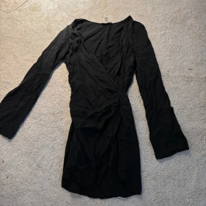 Svart klänning - Svart omlott klänning som är superfin till utgång tex 😍