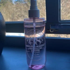 Sol de Janeiro 68 - Säljer min sol de Janeiro parfym! Då det inte riktigt va min smak/doft. Använt ca 20ml av 240ml. Nypris är ca 500. Väldigt somrig, söt doft om man gillar det.💕💕 250kr exkl frakt 65