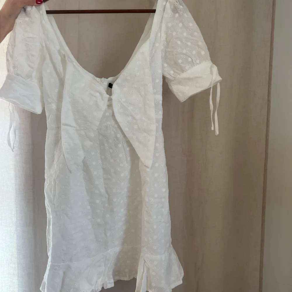 Helt ny oanvänd vit klänning med prislappen kvar! Köpte från Boohoo i storlek 38. Klänningar.