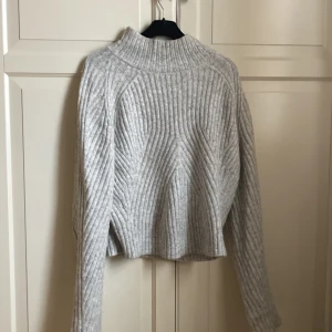 Goaste stickade tröjan  - Lite litte figursydd dvs ej pylsig i midjan Ljusgrå 🌸🌸