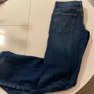 Snygga levis jeans som passar med allt helt ny skick 8/10 men bara en defekt på bakfickan 