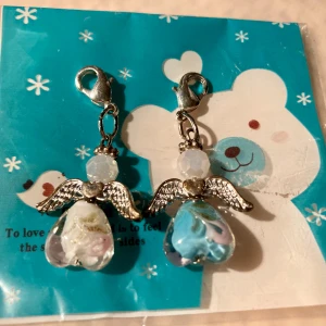 *NY*Två söta änglaberlocker  - Två berlocker/charm. Oanvända, bara legat i presentpåsen. 