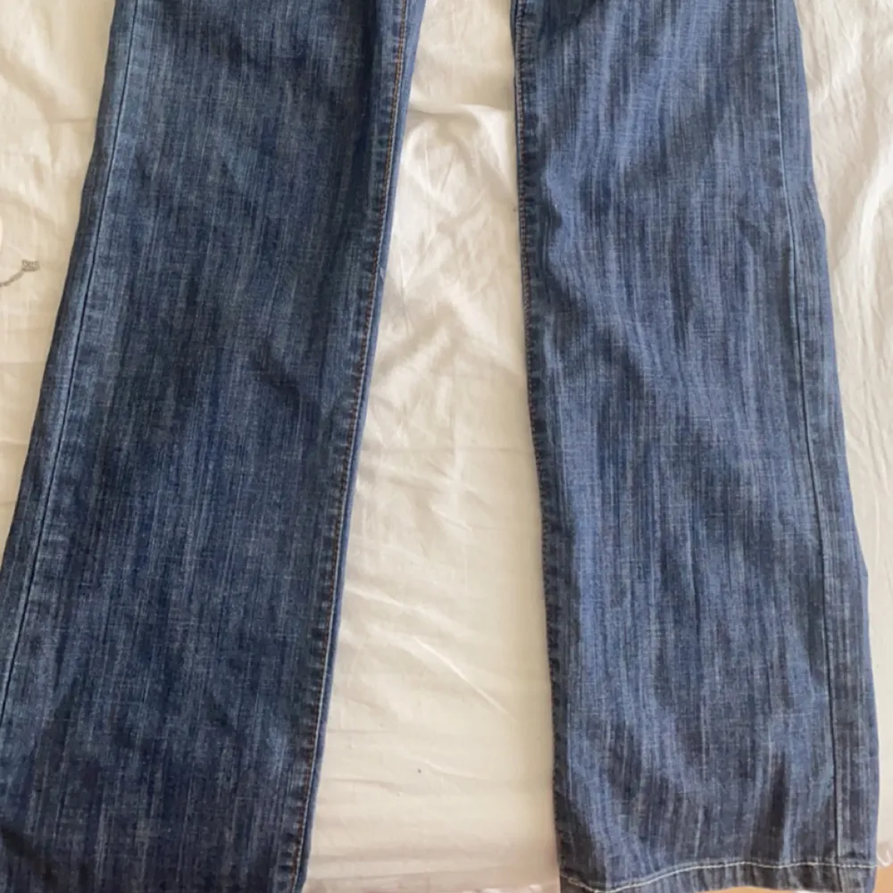 Säljer mina super fina lågmidjade jeans. Dom är köpta på Plick utan knapp så jag har lagat med egen knapp. Passar perfekt för dig som har storlek S. Jag är 162cm lång och är perfekta i längd. Dm för mer info💓Står ej för frakt. Jeans & Byxor.