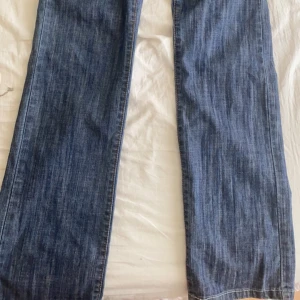 Low waist jeans - Säljer mina super fina lågmidjade jeans. Dom är köpta på Plick utan knapp så jag har lagat med egen knapp. Passar perfekt för dig som har storlek S. Jag är 162cm lång och är perfekta i längd. Dm för mer info💓Står ej för frakt