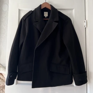 Kappa - Snygg kappa, perfekt nu till våren! Liknar design by si i modellen ☺️ Bra skick, skriv privat för fler bilder 💘