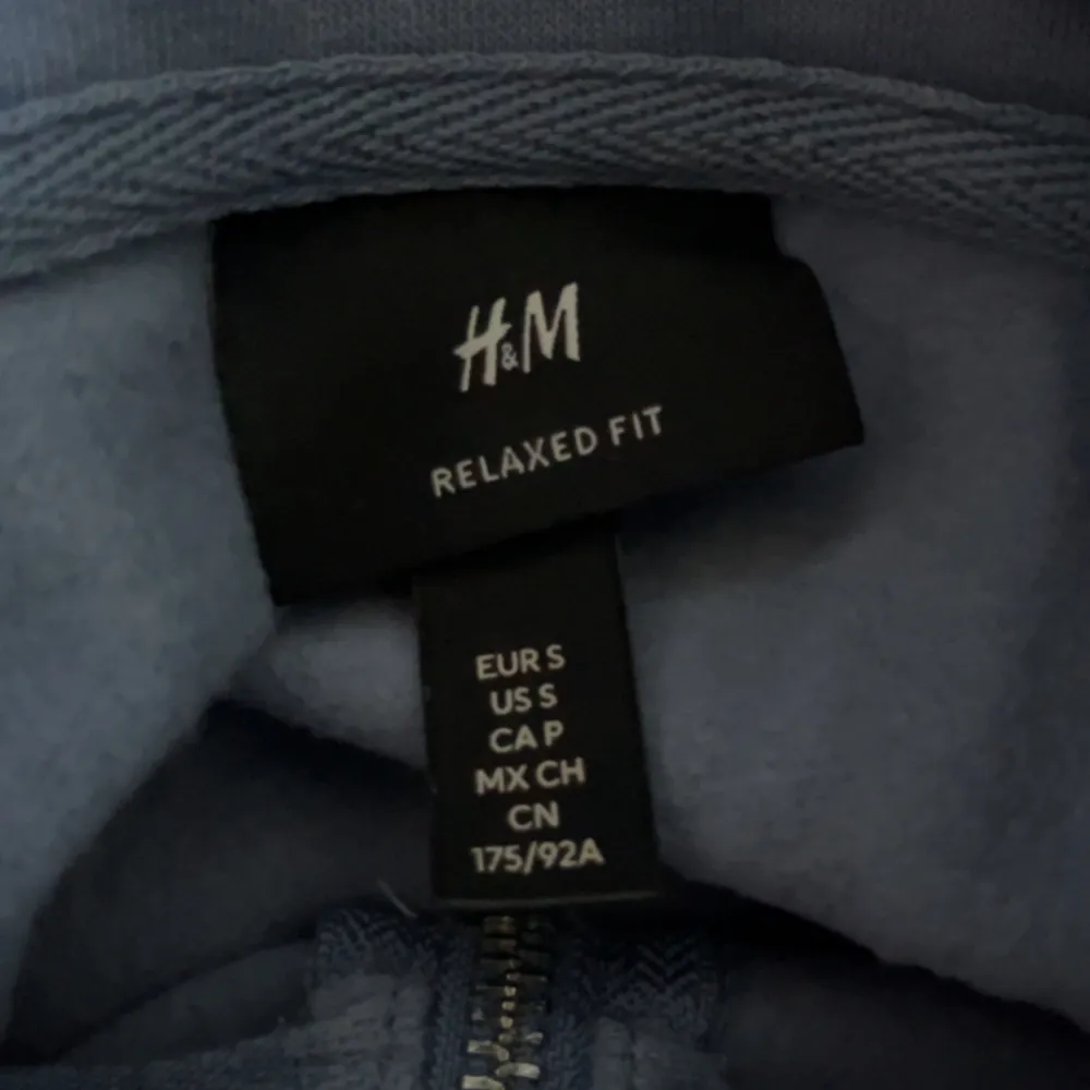 Ljusblå half zip tröja från HM.  Använd fåtal gånger.  Finns i svart och vit färg också. . Tröjor & Koftor.