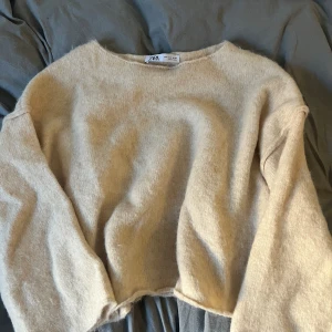 Stickad tröja 💘 - såååååå mysig stickad tröja från zara. säljer då den inte kommer till användning. supersnygg till lågmidjade byxor eftersom den har en passande passform. man kan ha ett linne så kommer det att synas där nere 💘