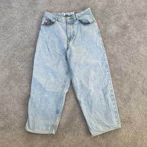 Polar big boys OG - Det är ett par bigboys med OG bigboy loggan i storlek S. Det enda som är ett litet minus är att det är ett litet skrapmärke på vänstra benet som du ser om du zoomar in på första bilden och lite skrap på baksidan vid fötterna Köparen står för frakten 