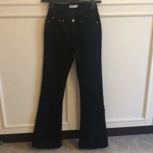 Low waist bootcut jeans, storlek 32 - Supersnygga och bekväma jeans som passar till allt. Nyskick.💕