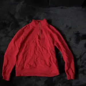 Röd half zip tröja från ZARA.  Använd fåtal gånger. 