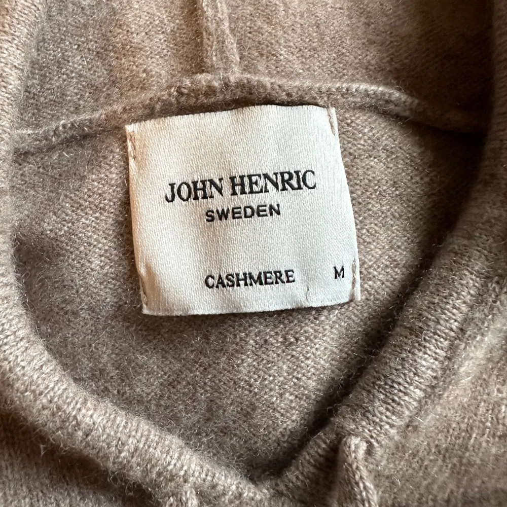 säljer nu denna trendiga super feta John Henrik 100% kashmir tröja i färgen begie. Den är i skick 10/10 och är aldrig använd. Modellen på bilden är 185cm lång! Den är köpt i butik för ca 2000kr.  hör av er vid frågor&bilder.. Hoodies.
