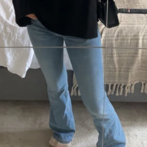 Jeans - Säljer dessa super fina Low boot jeansen från lager 157 pga använder ej. Har spretat upp dom längst ner också. Hör gärna av er om ni har frågor eller så💗💗jag är 169, köpta för 400
