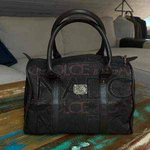 Dolce & Gabbana väska med brunt tyg och text. köpt second hand🤎