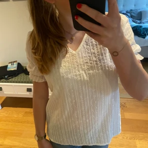 Vit topp - Jättesöt vit topp med mönster. Armarna är lite puffiga och den är i storlek 36. Inga tecken på användning! 🩷